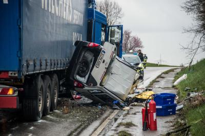 Moeglingen: Toedlicher Verkehrsunfall - Kleinwagen rast in LKW